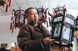 郭燕青展示國家級非物質文化遺產北京宮燈