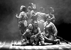 《半江清澈半江紅》