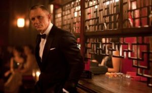 《大破天幕殺機》劇照：邦德在澳門賭場。