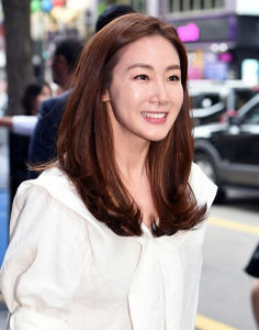 拉著旅行箱的女人 拉著旅行箱的女人