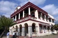 帝力建築：白牆紅瓦頂