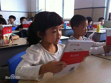 同學們正認真讀書呢！