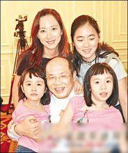 謝寧家人合照