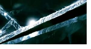 從裡面被打爛的玻璃