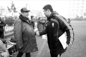 宿茂臻（右）與戚務生握手