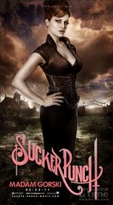 艾比&middot;考尼什飾演Sweet Pea 卡拉&middot;古奇諾飾演Madam Gorski，她貌似是“粉紅兔子”機器人的駕駛者