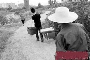 余正貴坐在鹽市口賣炒貨圖由網友拍攝