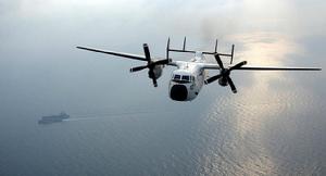 一架C-2A飛越羅納德·里根號航空母艦戰鬥群