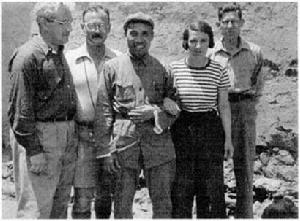 拉摩爾鐵(左二)和朱德在延安