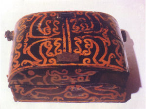 （圖）1977年湖北隨州出土，現藏於湖北省博物館。此箱為長方形，箱蓋隆起，箱蓋箱底四周有把手，可合在一起。箱身黑漆紅紋，非常精美。