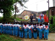 同學們祭掃烈士墓