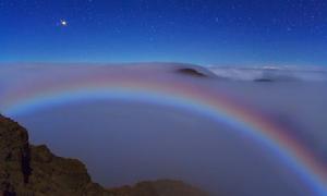 毛伊島的哈雷阿卡拉火山口拍攝到的月虹景象。