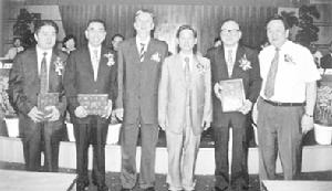 （圖）2003年8月2日,全國僑聯主席林兆樞(右三)、福建省僑聯主席李欲(左三)、廈門市僑聯主席陳聯合(右一)與陳金烈(右二)、陳仲升(左二)、林龍安(左一)在“海灣新城”正式啟動慶典上 