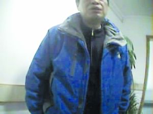 住建委安全鑑定處一位工作人員在單位穿著“奧索卡”牌衝鋒衣