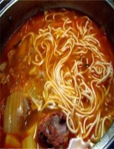 排骨辣白菜火鍋面 排骨辣白菜火鍋面