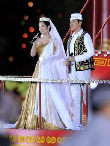 蔡國慶和哈輝在天安門廣場演唱青海民歌《花兒與少年》