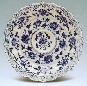 明洪武青花纏枝花卉紋菱口盞托 明洪武青花纏枝花卉紋菱口盞托