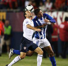 毛里西奧&middot;薩比隆在球場上