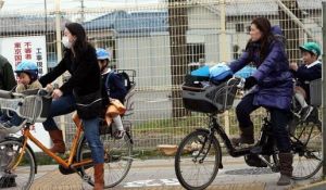 2011年3月15日下午，日本東京民眾得知東京將開始受到輻射污染，相繼離開市區，家長提早帶回子女趕忙回家。