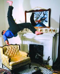 (圖)滑 注意鏡子裡,牆上掛著凱利早期的作品。