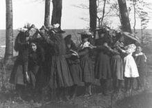 玩倫敦橋要倒了遊戲的女孩們，1898年。