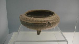 春秋青釉鼎 春秋青釉鼎