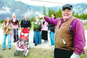 邦廷富一夫多妻社區教派領袖布萊克莫爾去年4月21日的檔案圖片，他與6個女兒和幾個孫子在卑詩省克雷斯頓(Creston)遊玩。