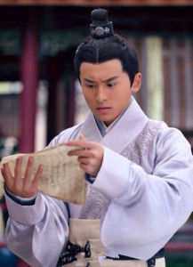 衛英（張哲瀚扮演）