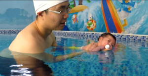 出生僅14天的寶寶與爸爸進行親子游泳