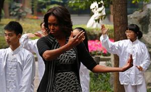 米歇爾和學生一起練習太極