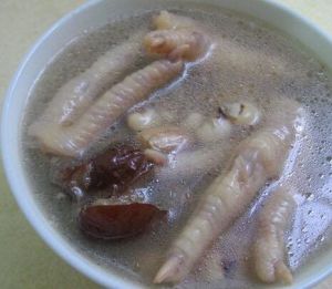 花生眉豆煲雞腳湯 花生眉豆煲雞腳湯