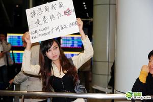 圖中美女為左右沙發客“左左”