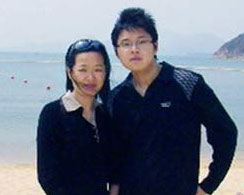 （圖）小伙和媽媽合影