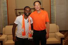 洛維與魯能泰山俱樂部總經理劉宇