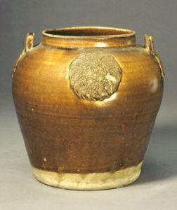 唐長沙窯褐釉模印貼花雙耳罐 唐長沙窯褐釉模印貼花雙耳罐