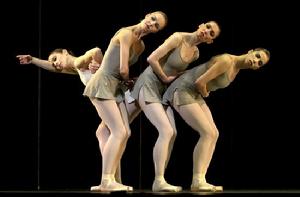 劇院表演《大地之歌》