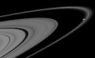 來自“卡西尼”號飛船的複合照片，顯示的是土星的兩顆衛星——土衛十八和土衛十六。