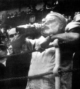 美國作家海明威逝世