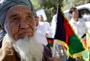 9月21日，一名阿富汗老人在首都喀布爾參加遊行，慶祝國際和平日