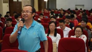 熊建斌老師在講座中做交流活動