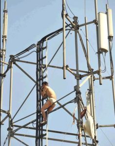 爬塔討薪 爬塔討薪