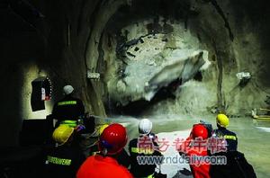 盾構機“茜茜”鑽穿最後一道石壁的瞬間