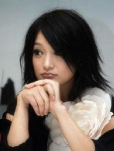 周迅周迅的膚質因為皮層有些薄，再加上過多的化妝，導致脆弱而且容易敏感。有一段時間網上大肆流傳著她冒痘痘的照片。雖然有一度皮膚確實出問題，但是在她的及時救治過程後，膚質比之前更穩定，而且似乎像找準了方法一樣，加上堅持多喝水，喝清水可幫助身體快速排除毒素，然後就是多吃些綠色健康的蔬果，對於護膚面膜，幾乎到了崇尚純天然到瘋狂的地步了。因為不能用過於營養的物質，有時適當清爽一些的產品，會更有效果。 面膜狠招：每天都用紙膜敷純淨水調配爽膚水的面膜 當皮膚變得缺水又脆弱的時候，不妨選擇一款爽膚水配合純淨水，比例可根據自己喜好，然後泡紙膜敷面。就是會變得很麻煩，而且要挑對爽膚水，要不然太浪費了。其它注意事項，周迅也是一樣不漏的告訴給眾位她的心得：調配的水最好用高機能化妝水，紙膜停在臉上時間5分鐘就夠了，不能超過15分鐘，原理如同平時洗東西太久手上皮膚公皺一樣。敷臉一定要躺著敷，否則地心引力會把我們的皮膚向下拉，如果臉上皮膚泡了水向下拉的可能性更大。