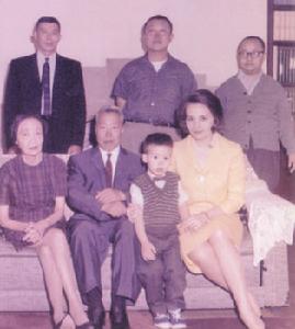 俞大維跟家人在一起