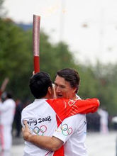 公司主席高舉奧運聖火