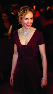 茱莉安&middot;柯勒佩戴通靈珠寶“紅毯”系列鑽飾