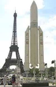 2001年6月，在巴黎艾菲爾鐵塔前展示的歐洲航天局阿麗亞娜5型運載火箭模