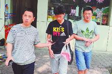 6月5日下午一名“槍手”（中）帶往派出所