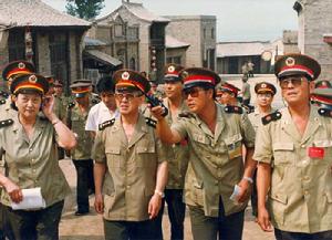 1995年8月22日，總政治部主任於永波視察影片《大轉折》拍攝現場。