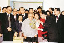 葉華明向鄧小平同志介紹先科產品